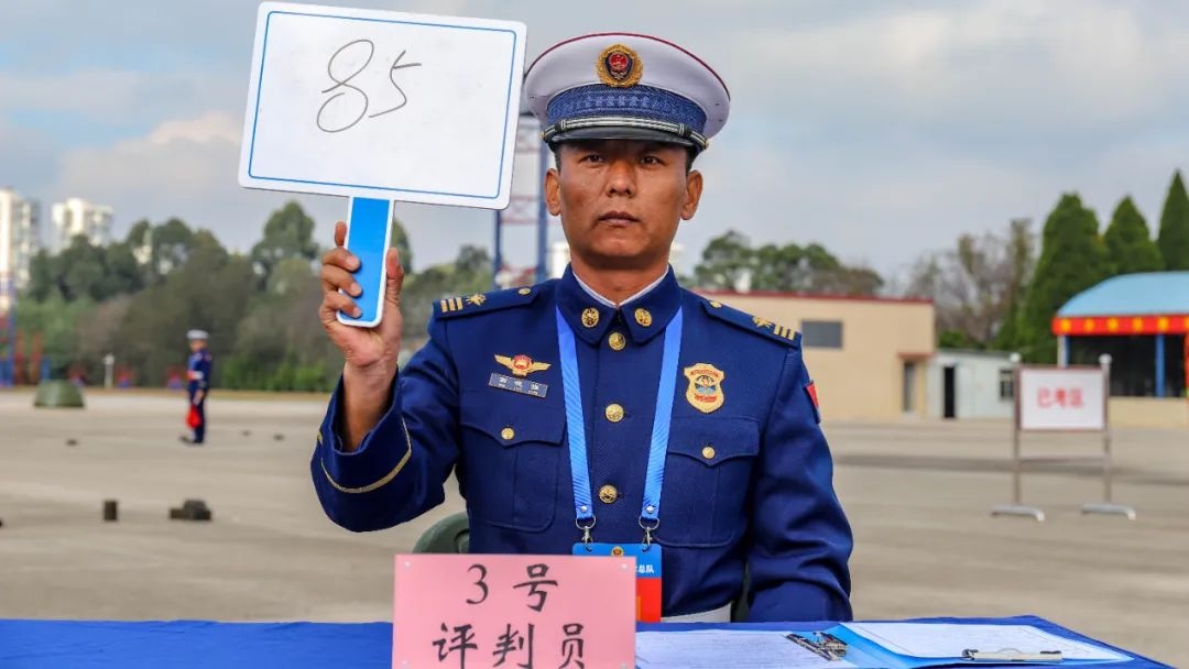 家队团圆，情暖新蓝：揭秘消防员家属开放日，幸福笑容背后的故事  第4张