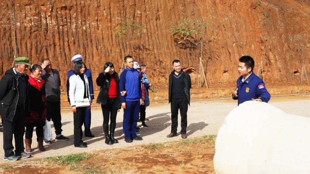家队团圆，情暖新蓝：揭秘消防员家属开放日，幸福笑容背后的故事  第5张