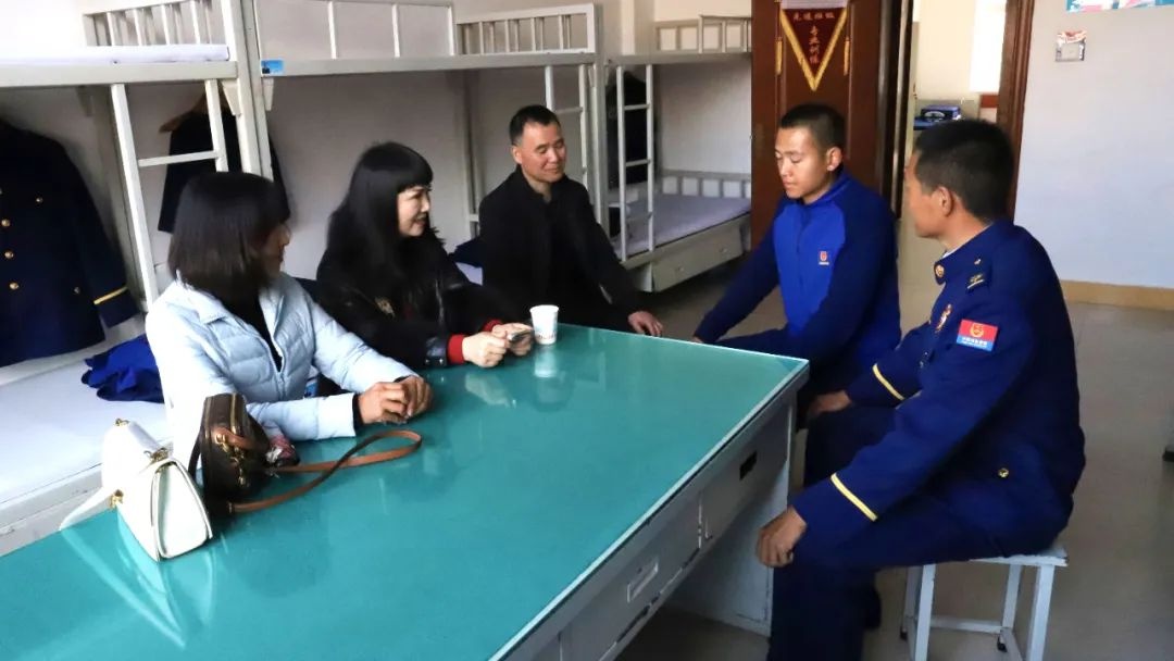 家队团圆，情暖新蓝：揭秘消防员家属开放日，幸福笑容背后的故事  第6张