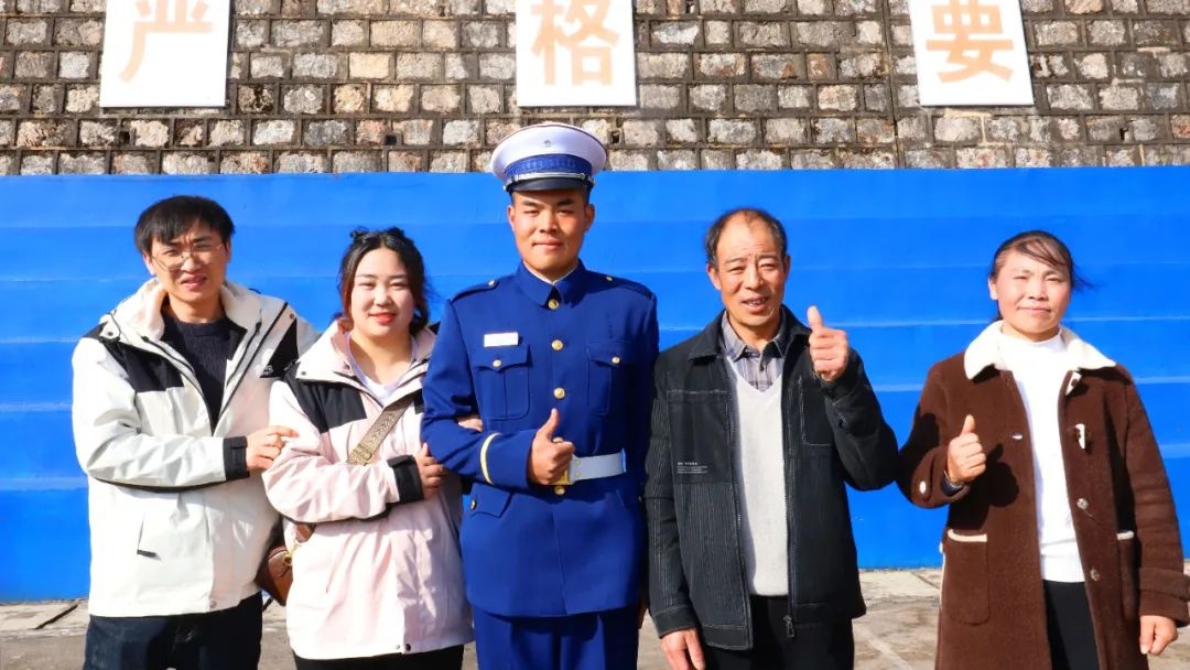 家队团圆，情暖新蓝：揭秘消防员家属开放日，幸福笑容背后的故事  第7张