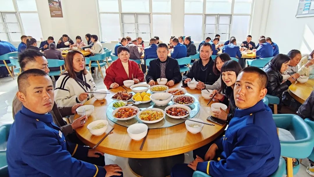 家队团圆，情暖新蓝：揭秘消防员家属开放日，幸福笑容背后的故事  第8张
