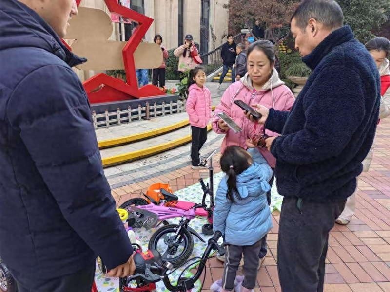 12月1日，南湖艺境一期小区跳蚤市场火爆开市，居民热情高涨，共享邻里温馨时光