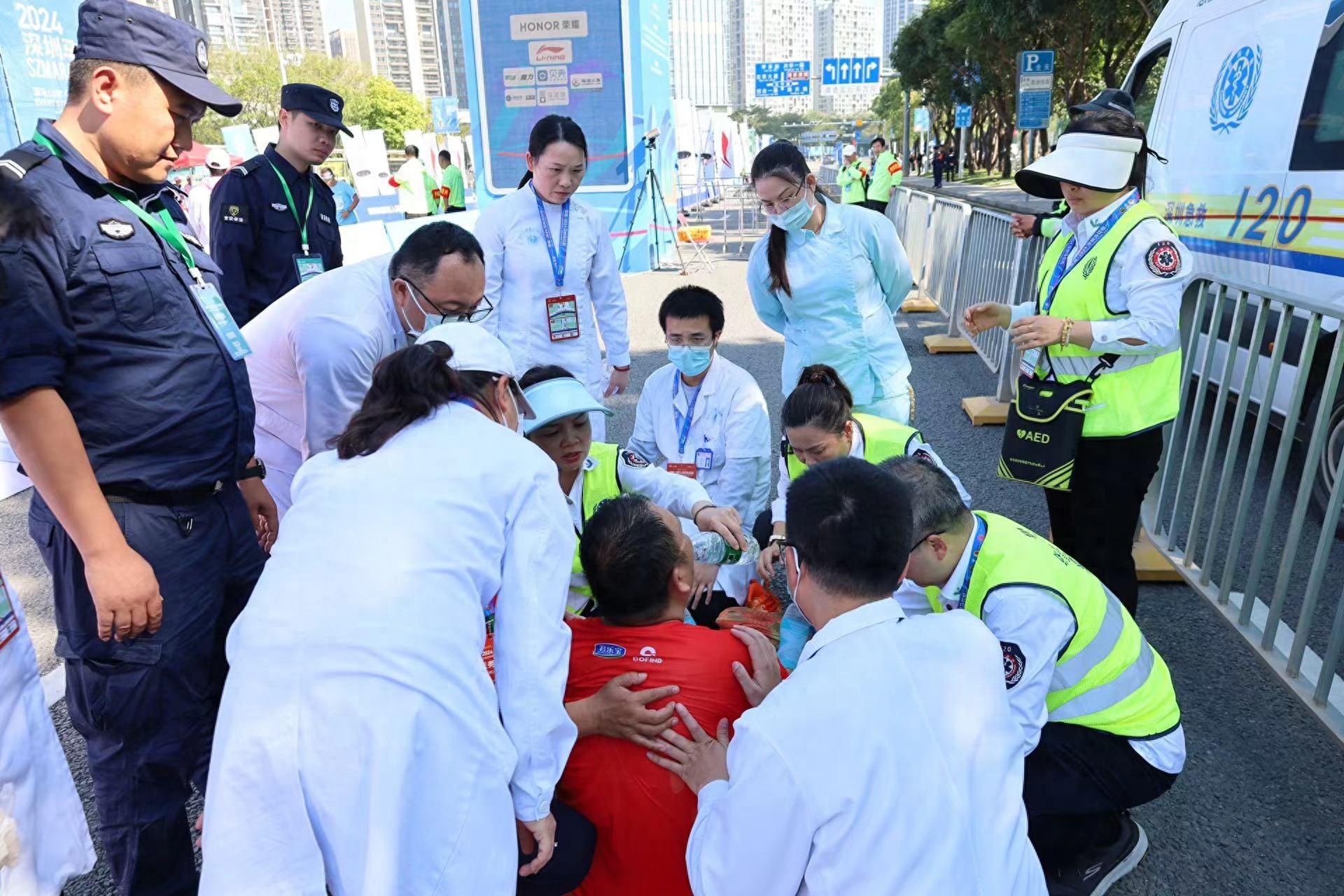 深圳马拉松医疗保障揭秘：8家定点医院、400余名医护全程护航，确保跑者安全无忧