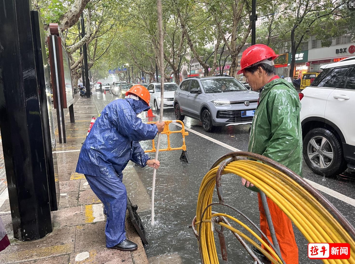 台风康妮肆虐，绍兴越城区多条路段积水严重，现场直击  第4张