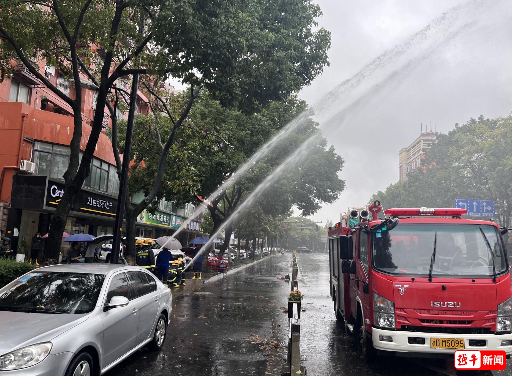 台风康妮肆虐，绍兴越城区多条路段积水严重，现场直击  第5张