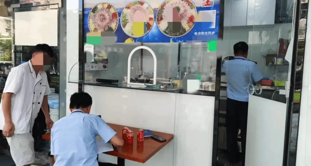网评 4.9 分的外卖鱼生店，后厨竟如此脏乱差  第1张