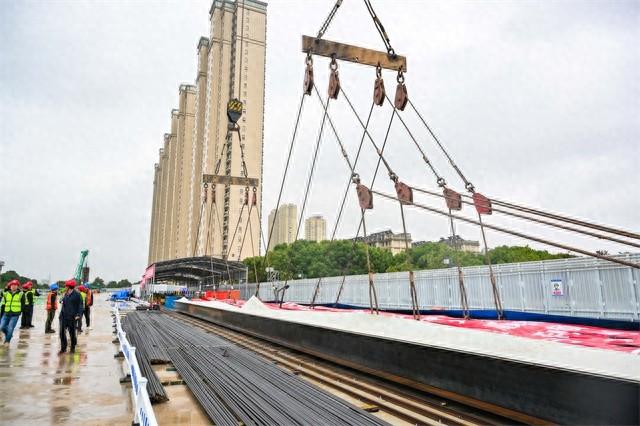 27 吨地连墙钢筋笼成功吊装，常州地铁 5 号线首个车站主体工程正式开工