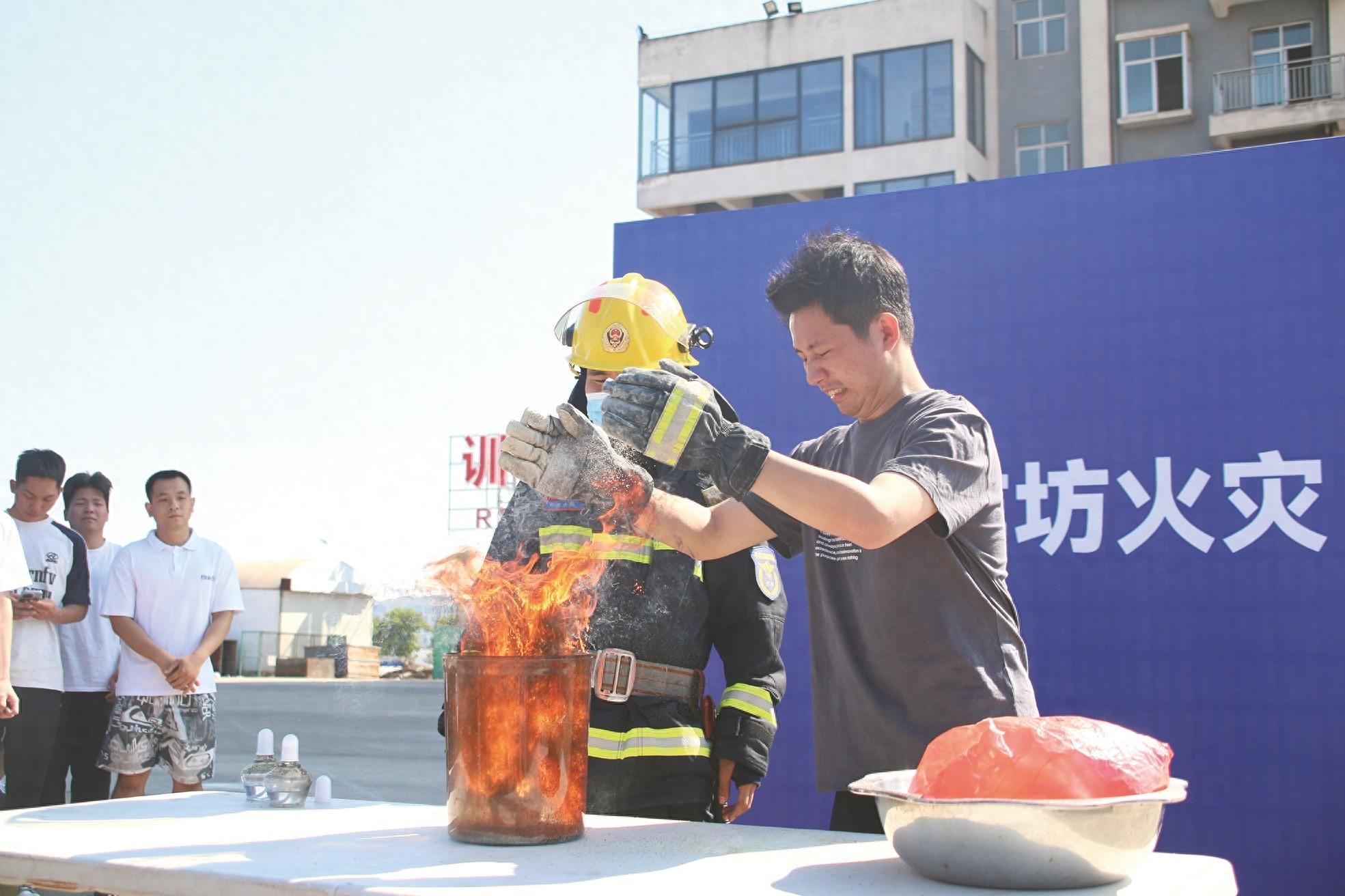 南宁启动消防科普乡村行！学生代表竟在消防员指导下开展这种实验  第1张