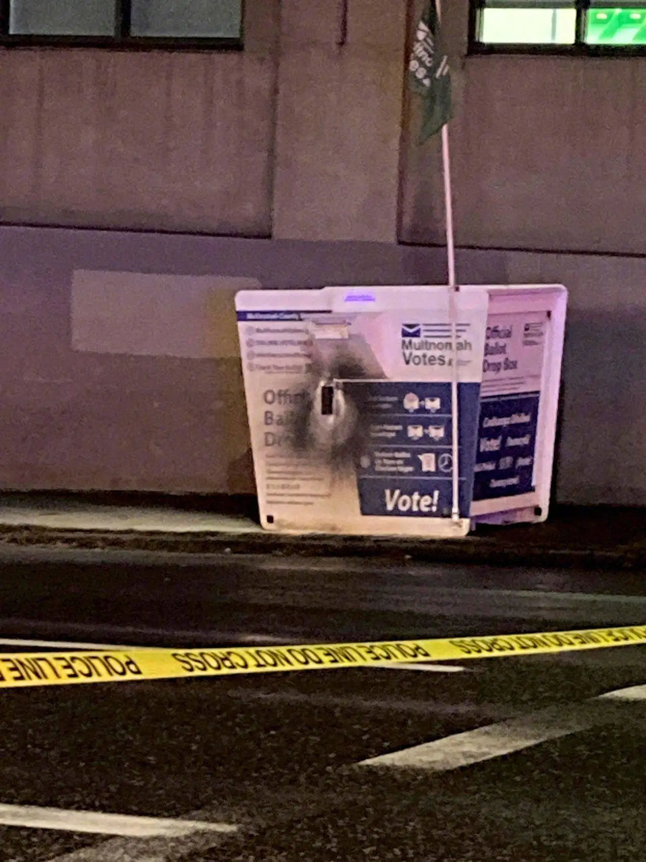 美国两州投票箱起火，嫌犯身份曝光，警方警告或有更多纵火事件  第1张