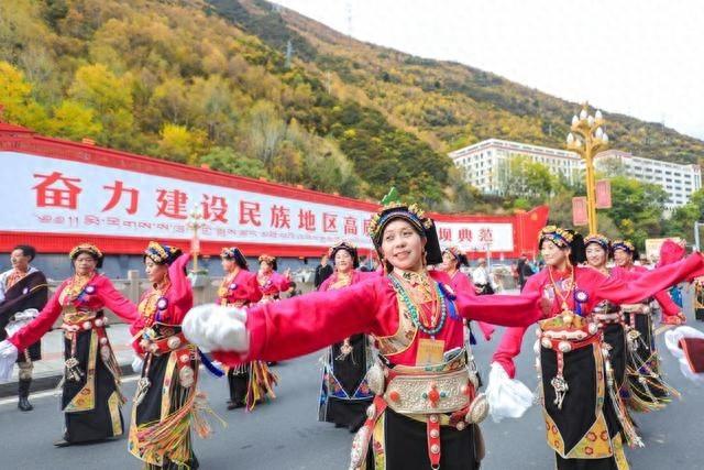 900 名锅庄爱好者齐聚马尔康，这场圈舞邀请赛你绝对不能错过