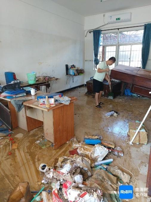 万泉中学被淹后竟要在下周恢复上课 第8张 万泉中学被淹后竟要在下周恢复上课 第8张