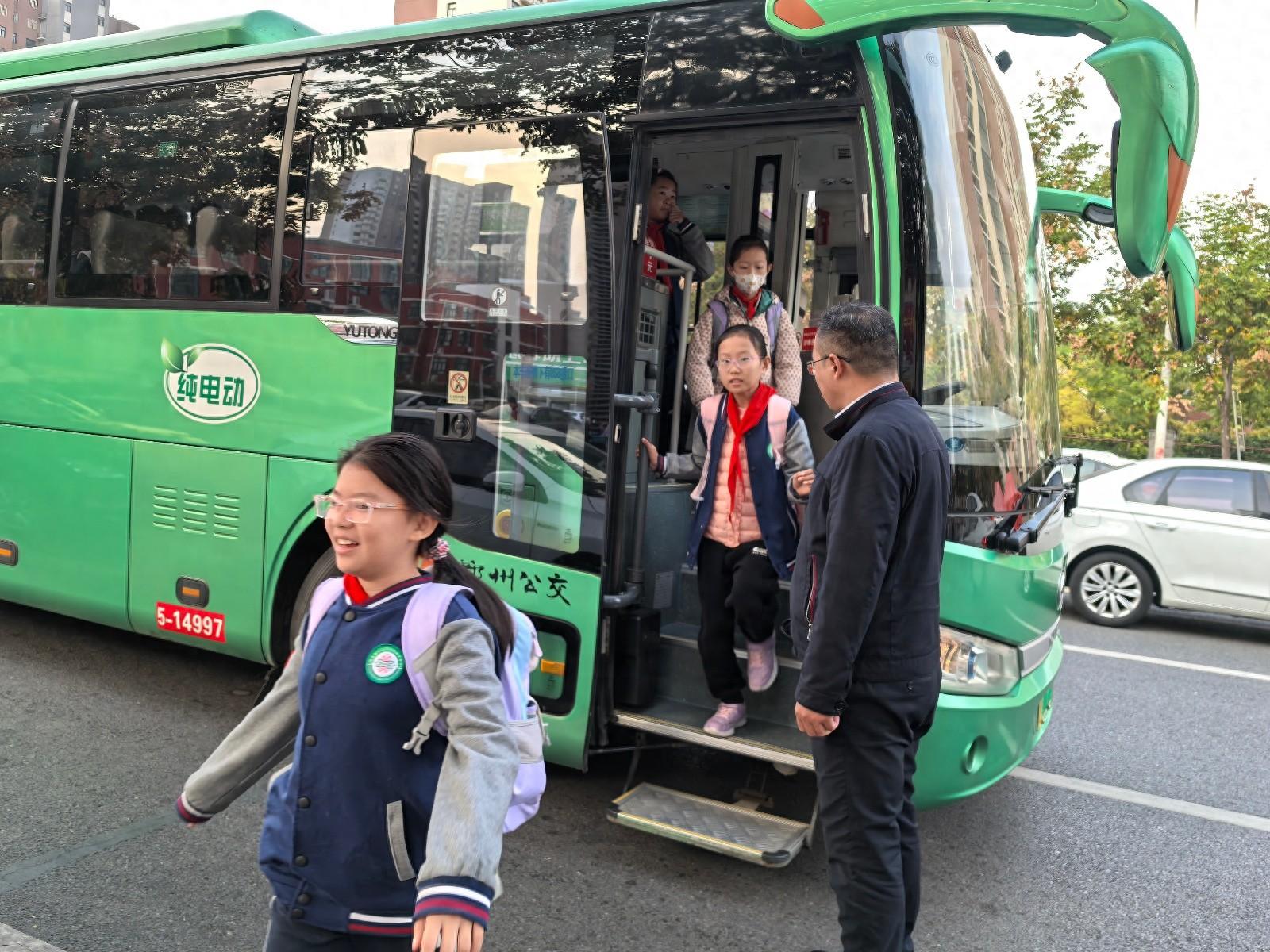 郑东新区开通校园公交，实现家门口到校门口无缝对接，家长直呼：太省心了  第1张