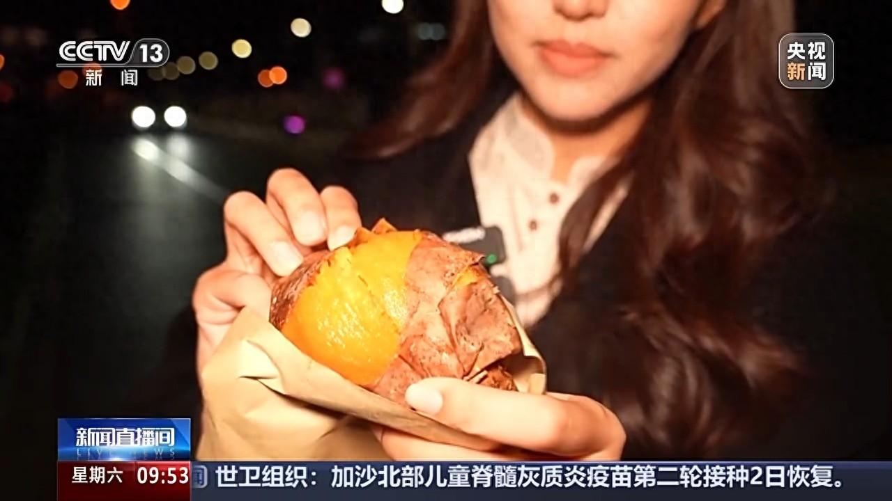 深秋寻味，北京街头的甜蜜味道：糖炒栗子、糖葫芦、烤红薯，一口下去满满的秋意