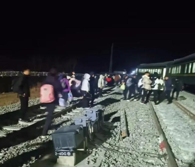 突发！黑龙江一列车脱轨，现场状况曝光，太惊险了  第3张