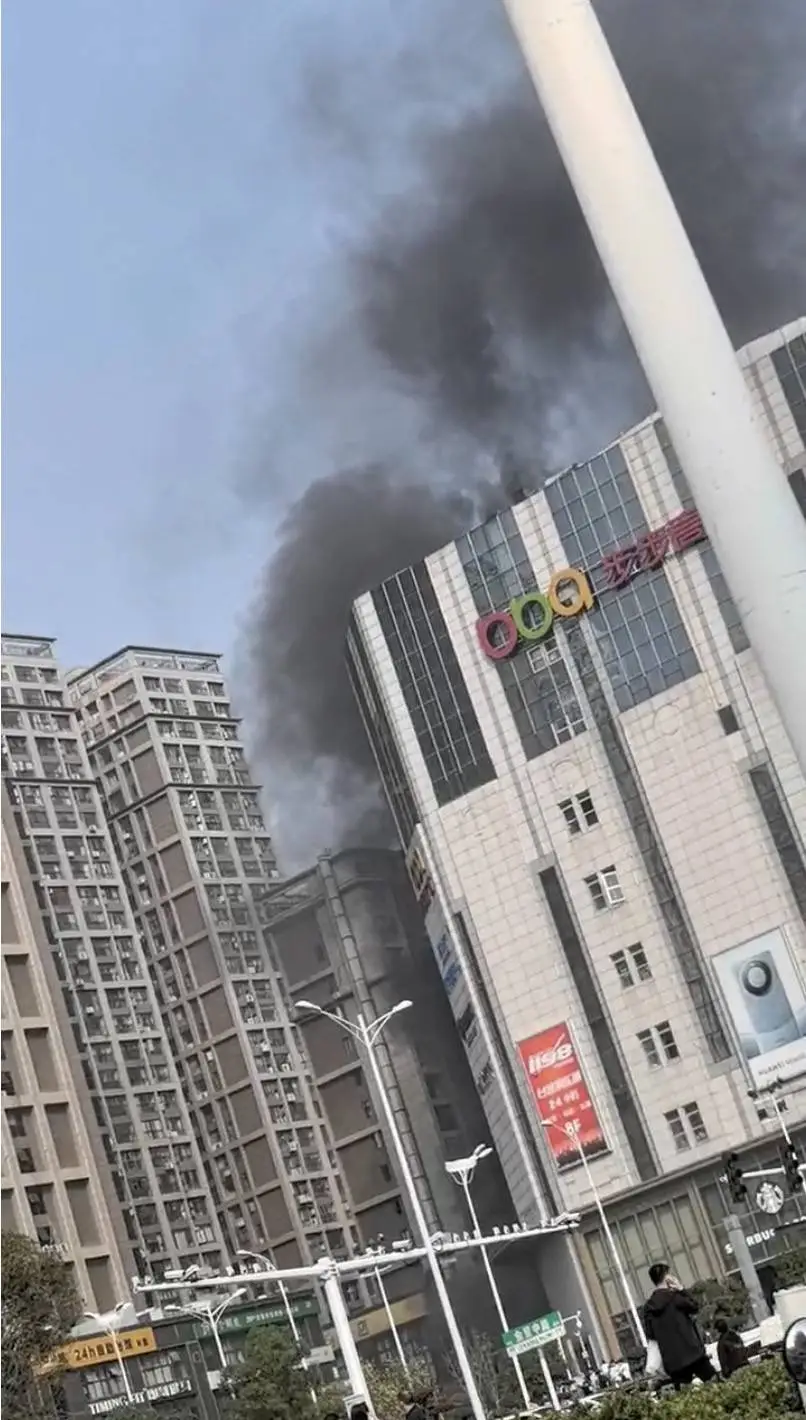 步步高广场突发大火！现场浓烟滚滚，无人员伤亡  第1张