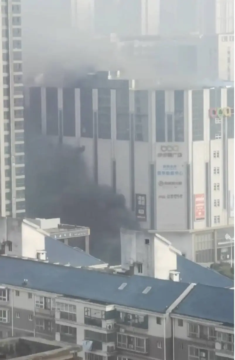 步步高广场突发大火！现场浓烟滚滚，无人员伤亡  第4张