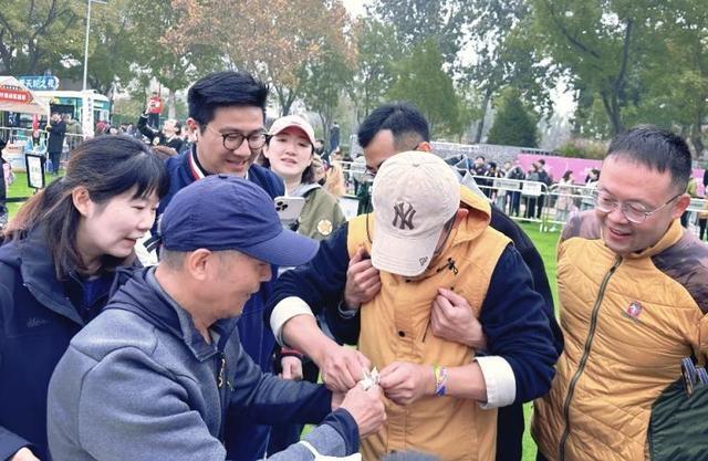 200 人参赛，败者竟要喝豆汁儿？第二届老北京拔根儿大赛火热开幕  第2张