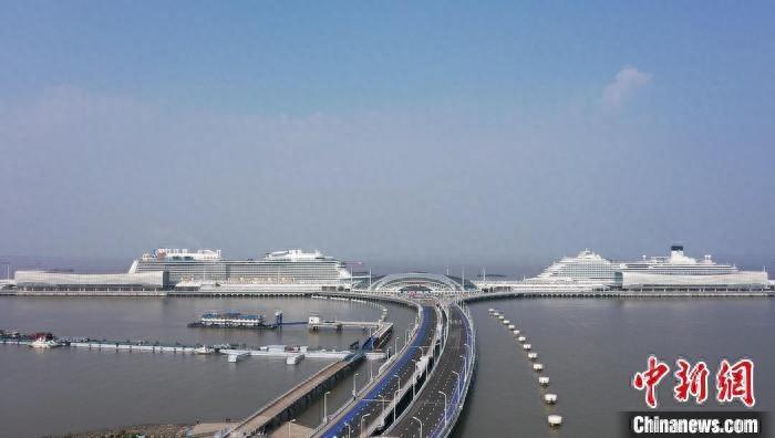 台风康妮过境后，上海吴淞口国际邮轮港迎来两艘巨轮同日靠泊