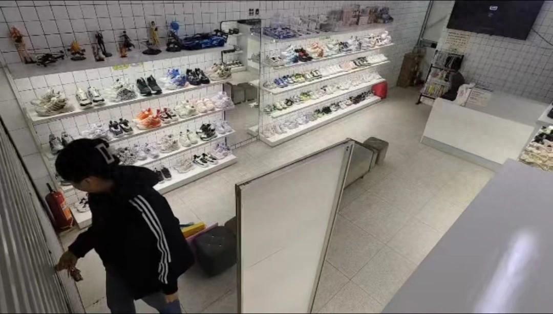 小学生集体围攻童鞋店，背后原因令人哭笑不得  第1张