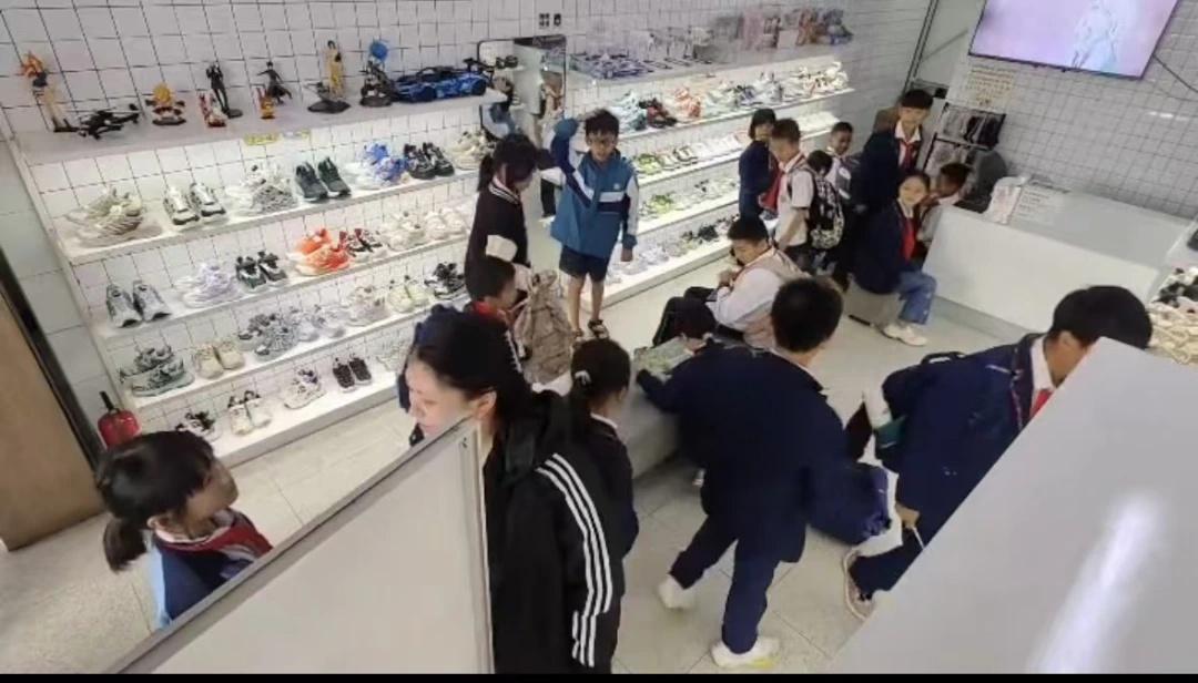 小学生集体围攻童鞋店，背后原因令人哭笑不得  第2张