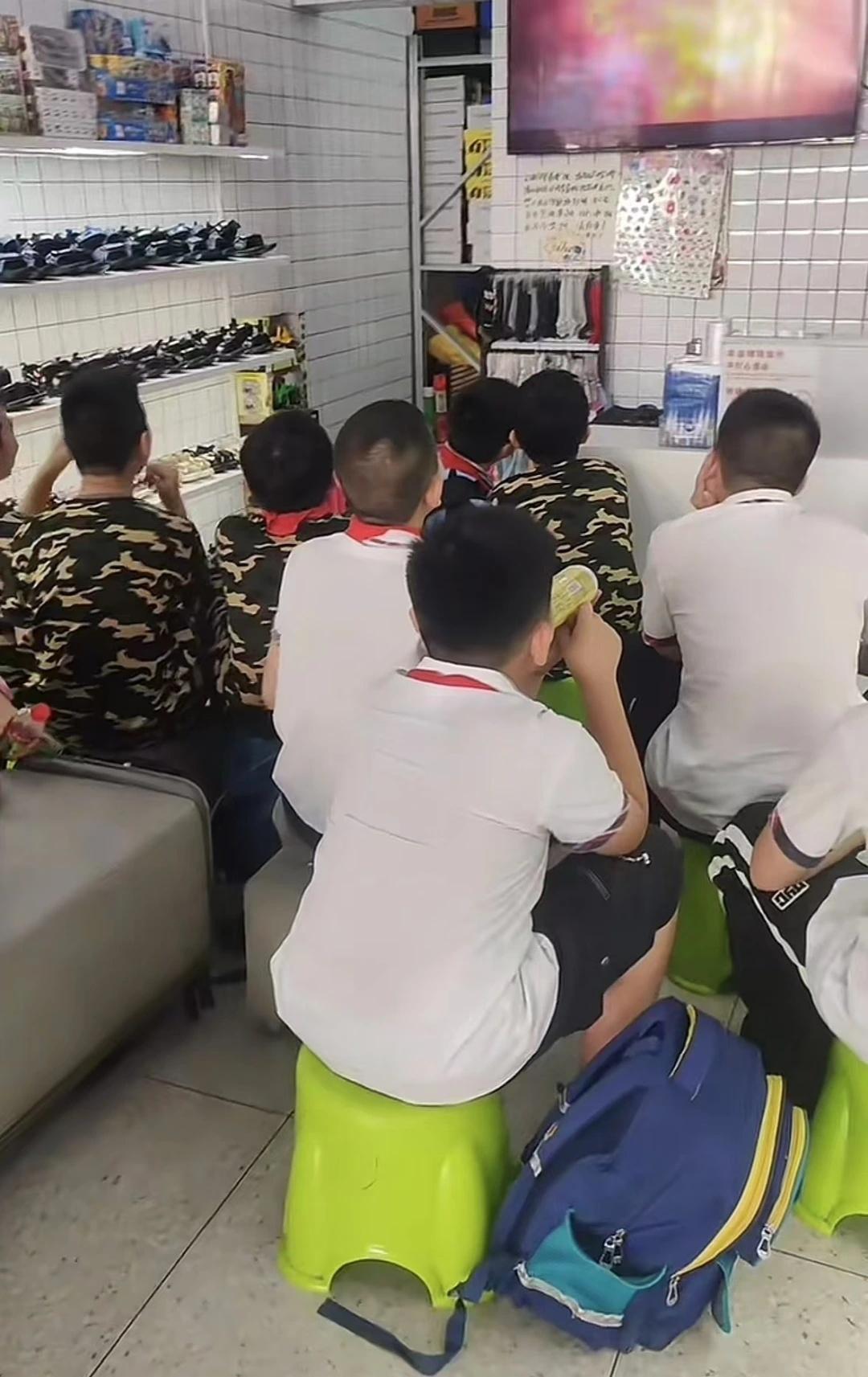 小学生集体围攻童鞋店，背后原因令人哭笑不得  第3张