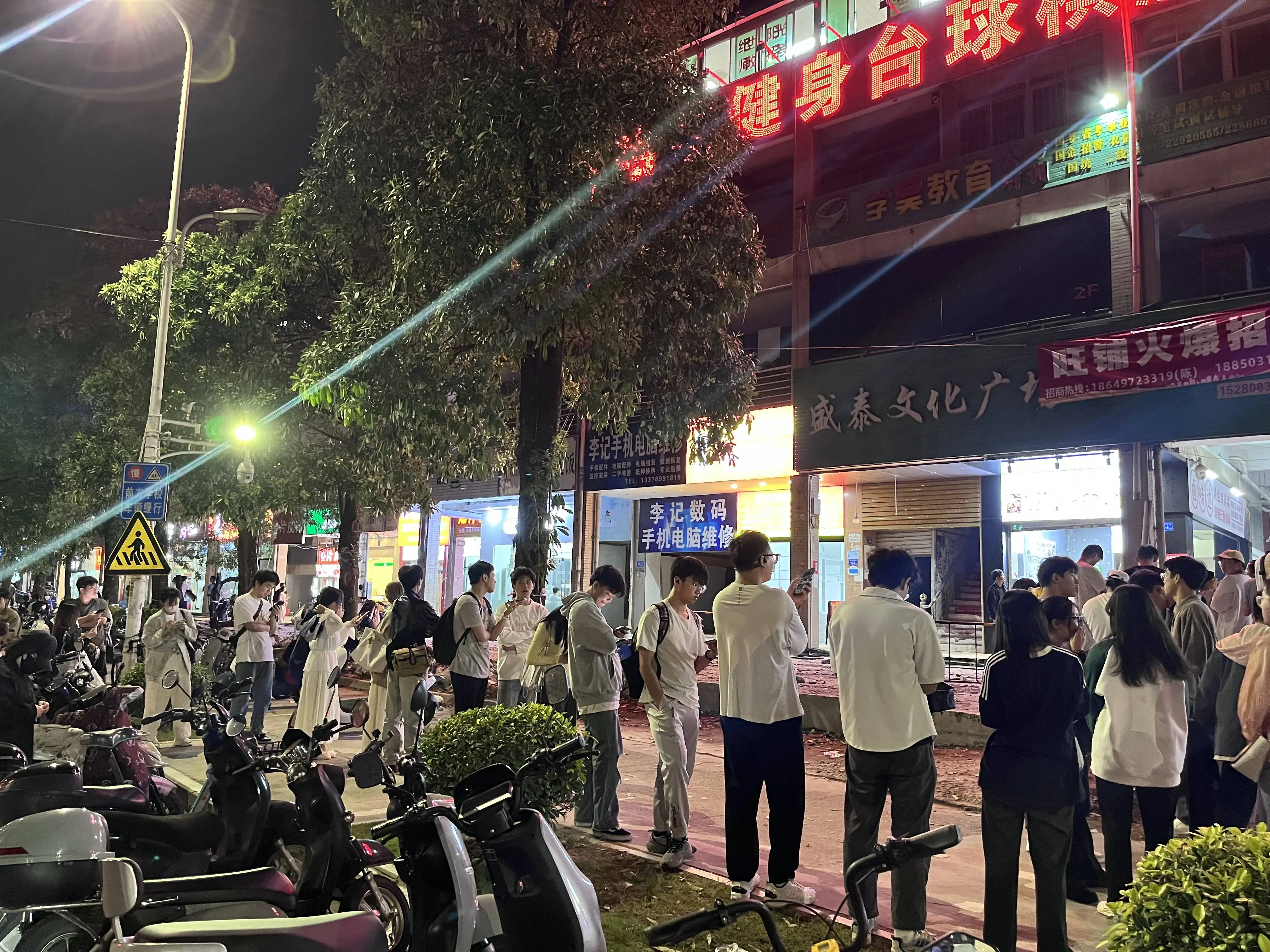 大学城烧饼摊前排起长队，背后原因令人动容  第1张