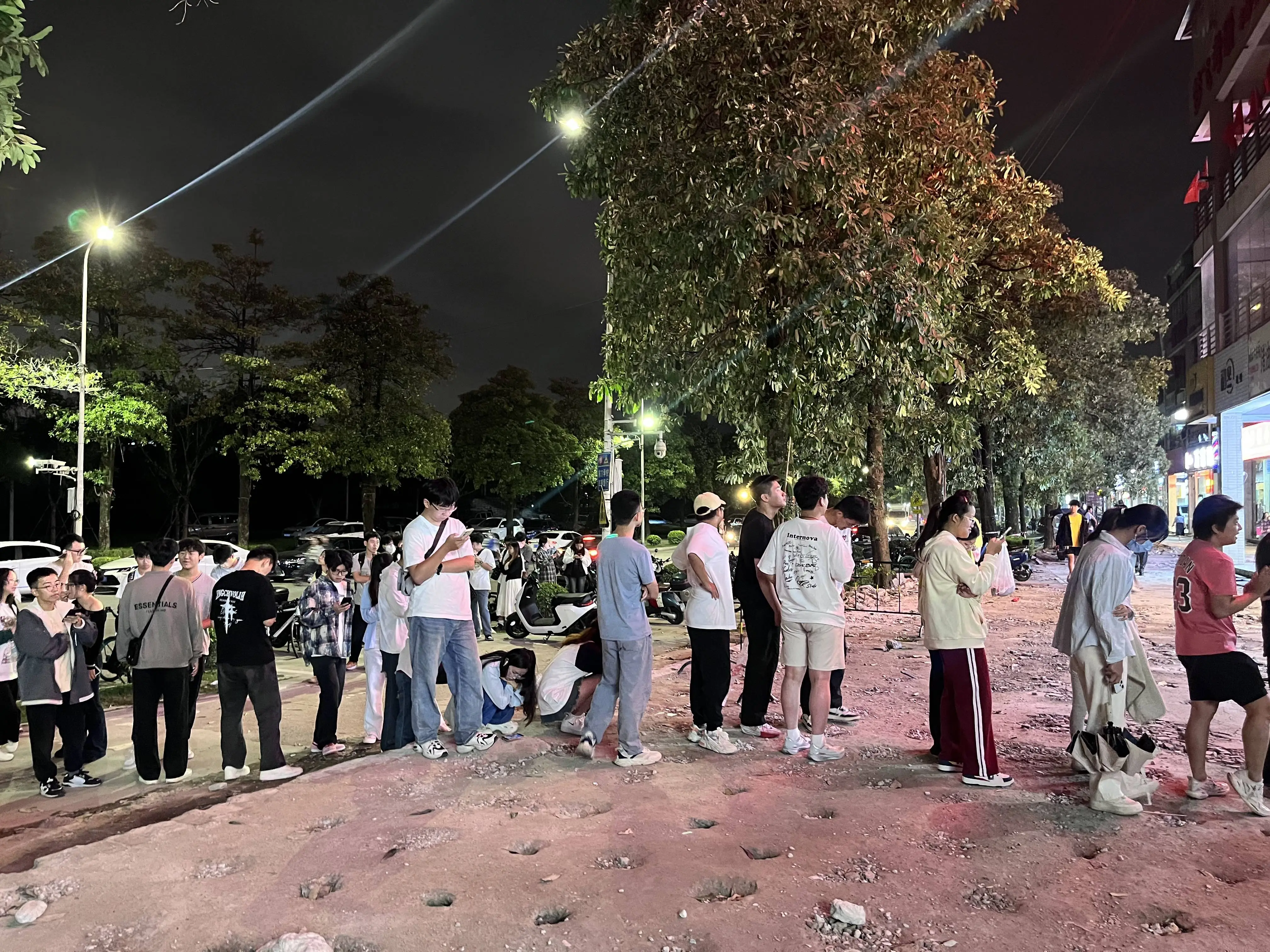 大学城烧饼摊前排起长队，背后原因令人动容  第3张