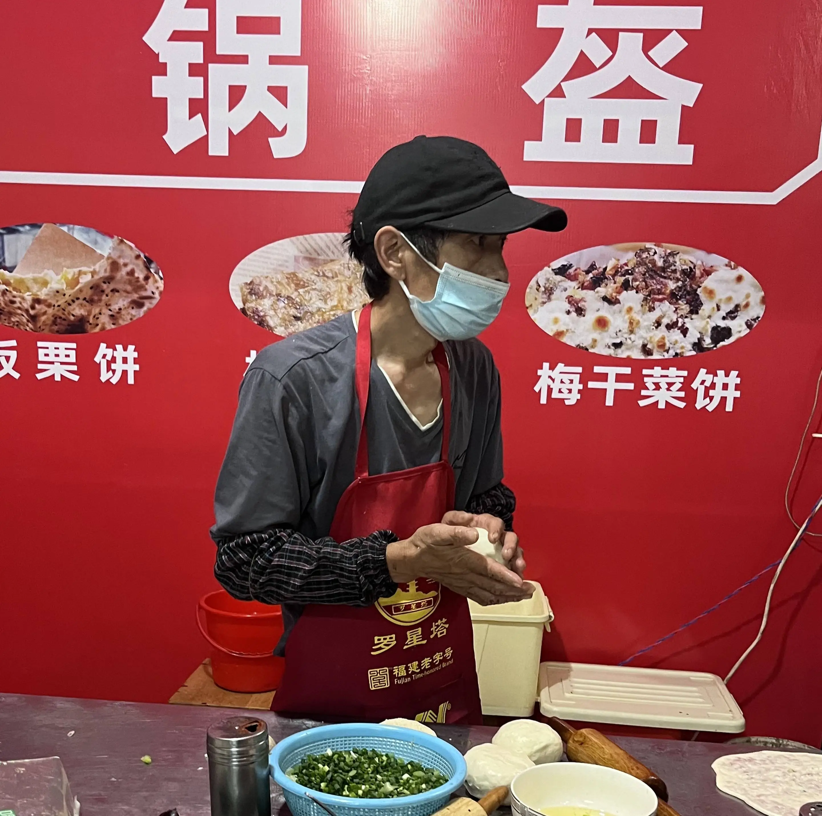 大学城烧饼摊前排起长队，背后原因令人动容  第4张
