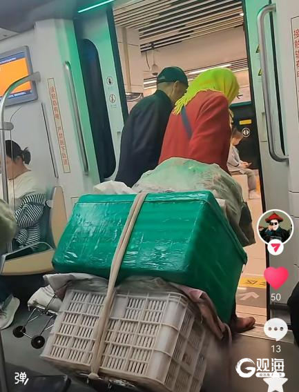 青岛地铁 1 号线白发大叔起身让座，中国少年强，这就是青岛温度  第3张