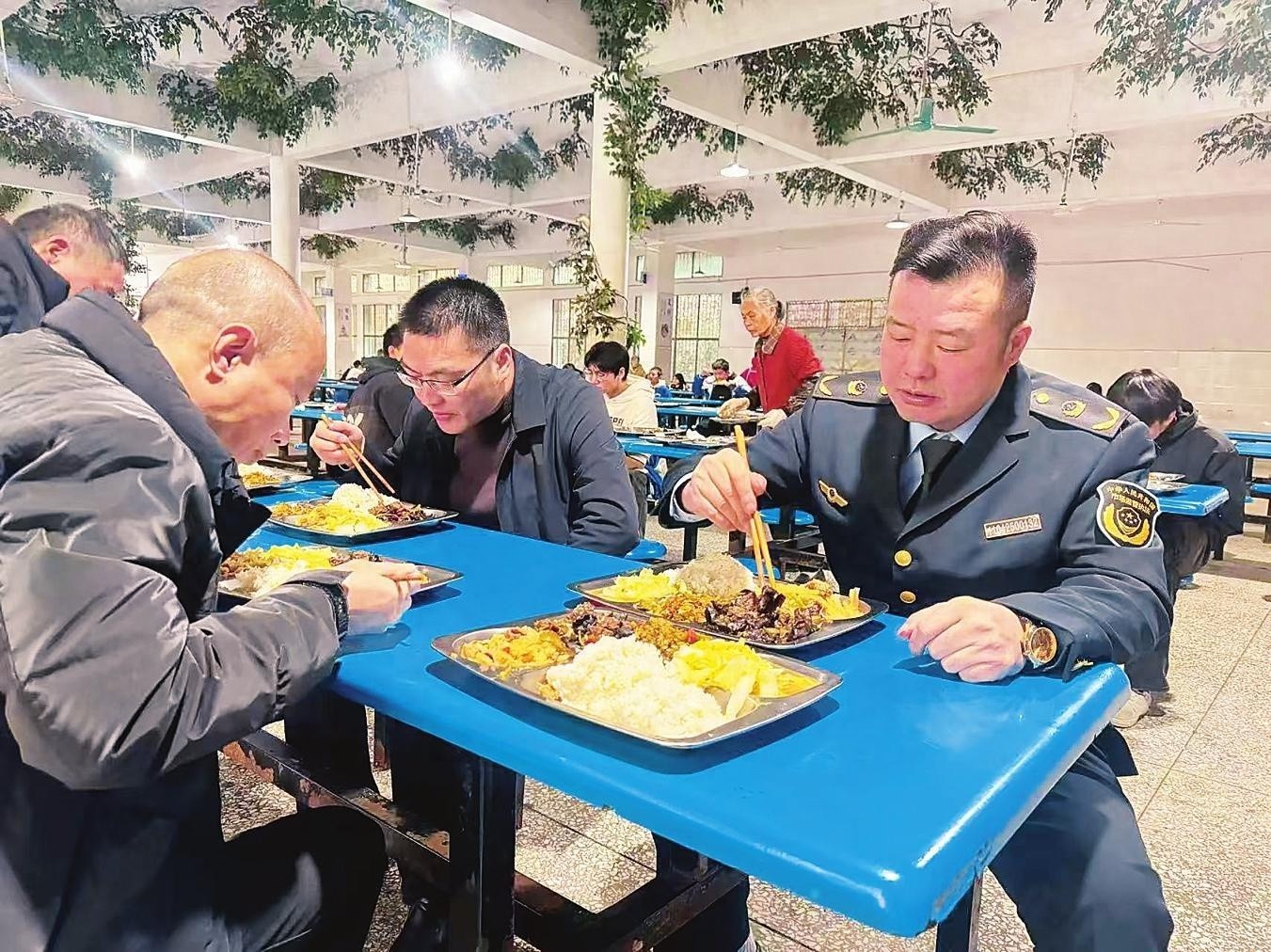 桂阳县创新陪餐护校行动，执法人员与师生零距离守护舌尖安全  第1张