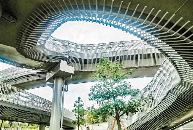 汕头最美天桥：扬帆远航，城市天际线上的动态风景线