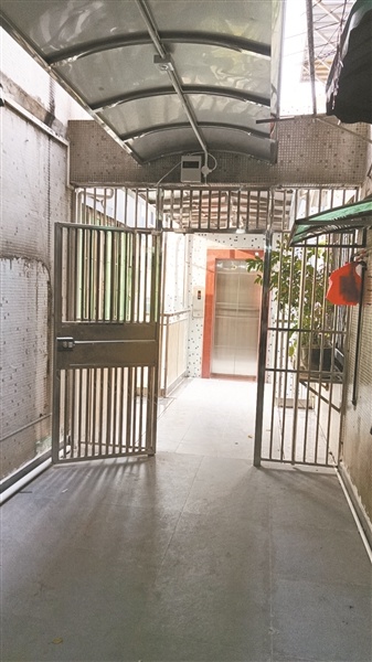 4楼电梯口铁门敞开固定，高楼层业主隐私与噪声困扰如何解？  第1张