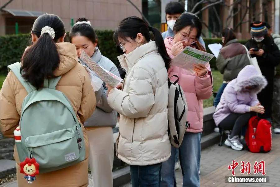 2025国考现场直击：298.2万考生中，谁能在65:1的竞争中脱颖而出？  第2张