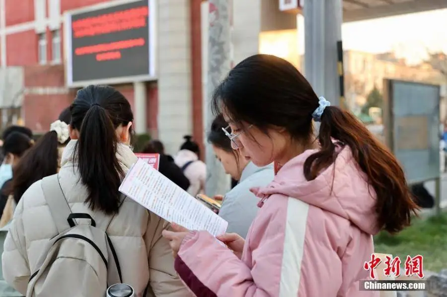 2025国考现场直击：298.2万考生中，谁能在65:1的竞争中脱颖而出？  第3张