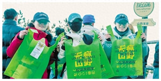 太子尖初雪引爆万人潮，05后大学生巧遇净山行动，带垃圾换咖啡，游客热情高涨