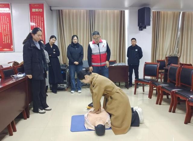 淮阳区红十字会现场培训：40余名干部职工掌握心肺复苏技能，救在身边不再是口号  第2张