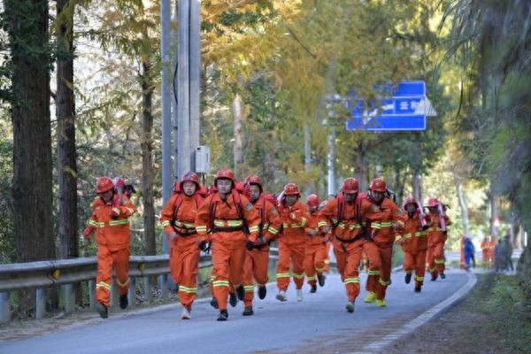 云和县森林消防技能大比武：200余名消防员负重22斤水带，挑战1500米极限耐力跑  第1张