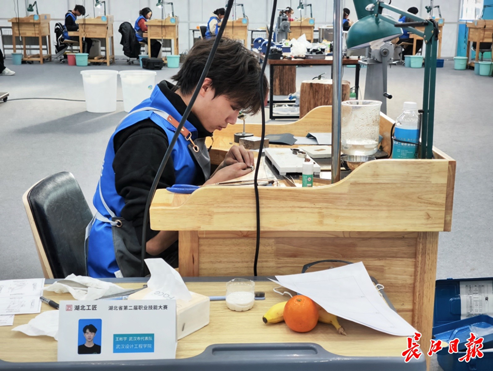19岁少女用银块雕琢出夺目珠宝，湖北省职业技能大赛夺冠引爆全场