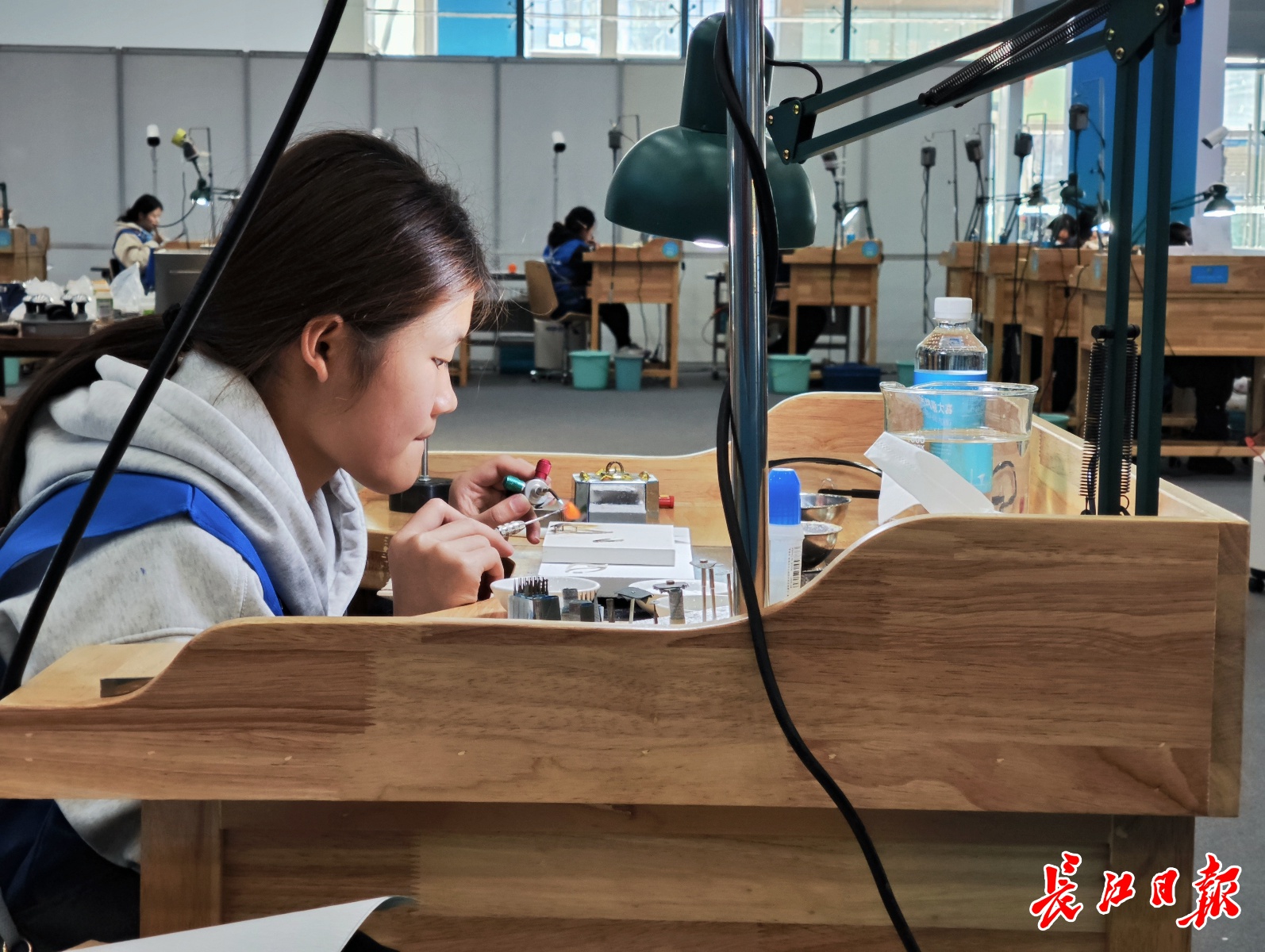 19岁少女用银块雕琢出夺目珠宝，湖北省职业技能大赛夺冠引爆全场  第3张