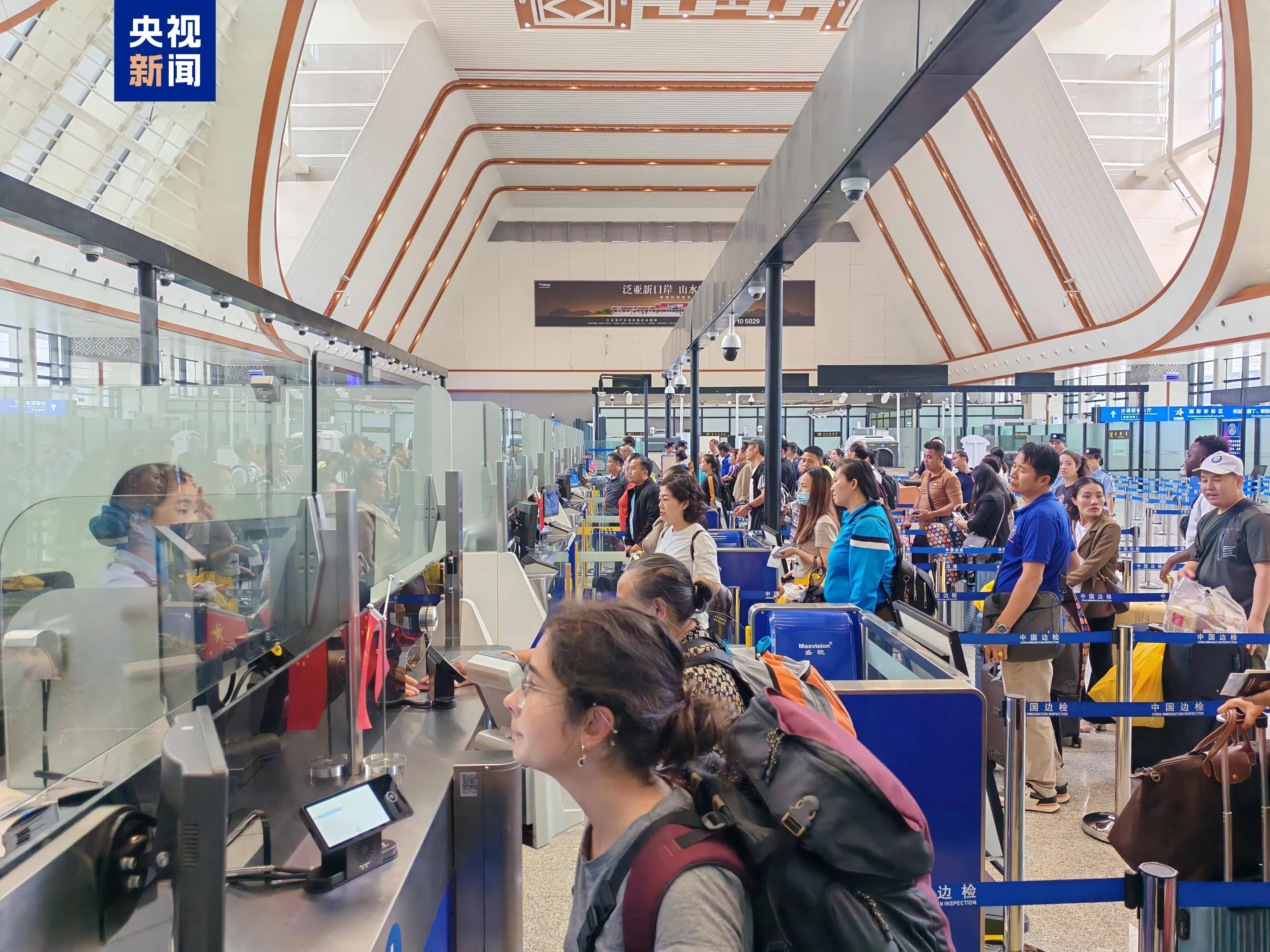 12月1日，日本旅客亲历中国免签新政，中老铁路见证首位入境奇迹