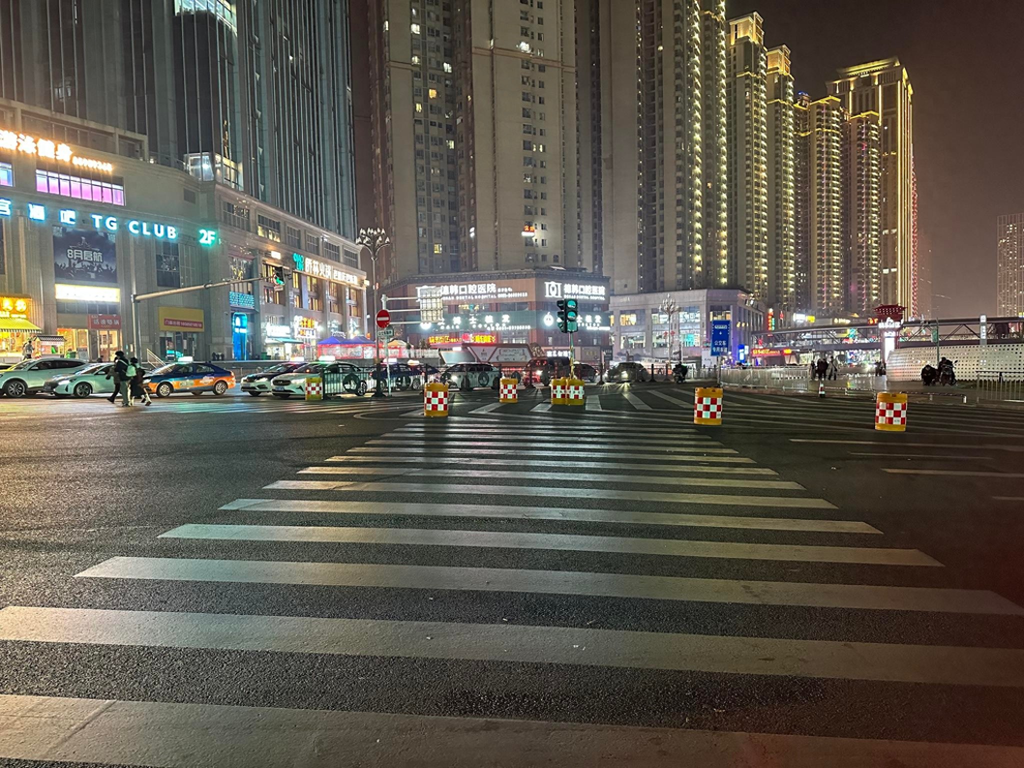 贵阳花果园地铁站斑马线红绿灯失灵，行人过马路如履薄冰，安全何在？  第1张