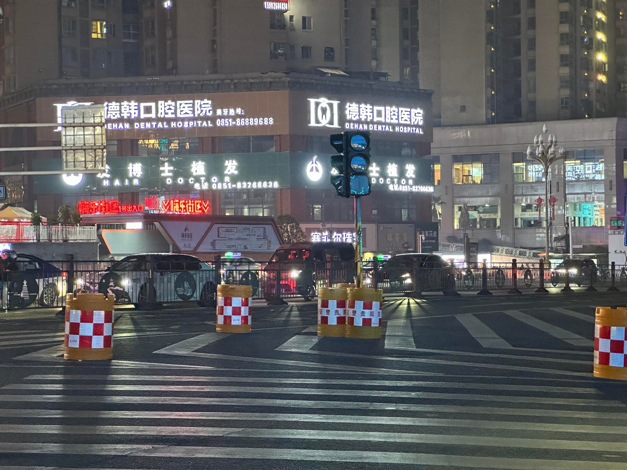贵阳花果园地铁站斑马线红绿灯失灵，行人过马路如履薄冰，安全何在？  第2张