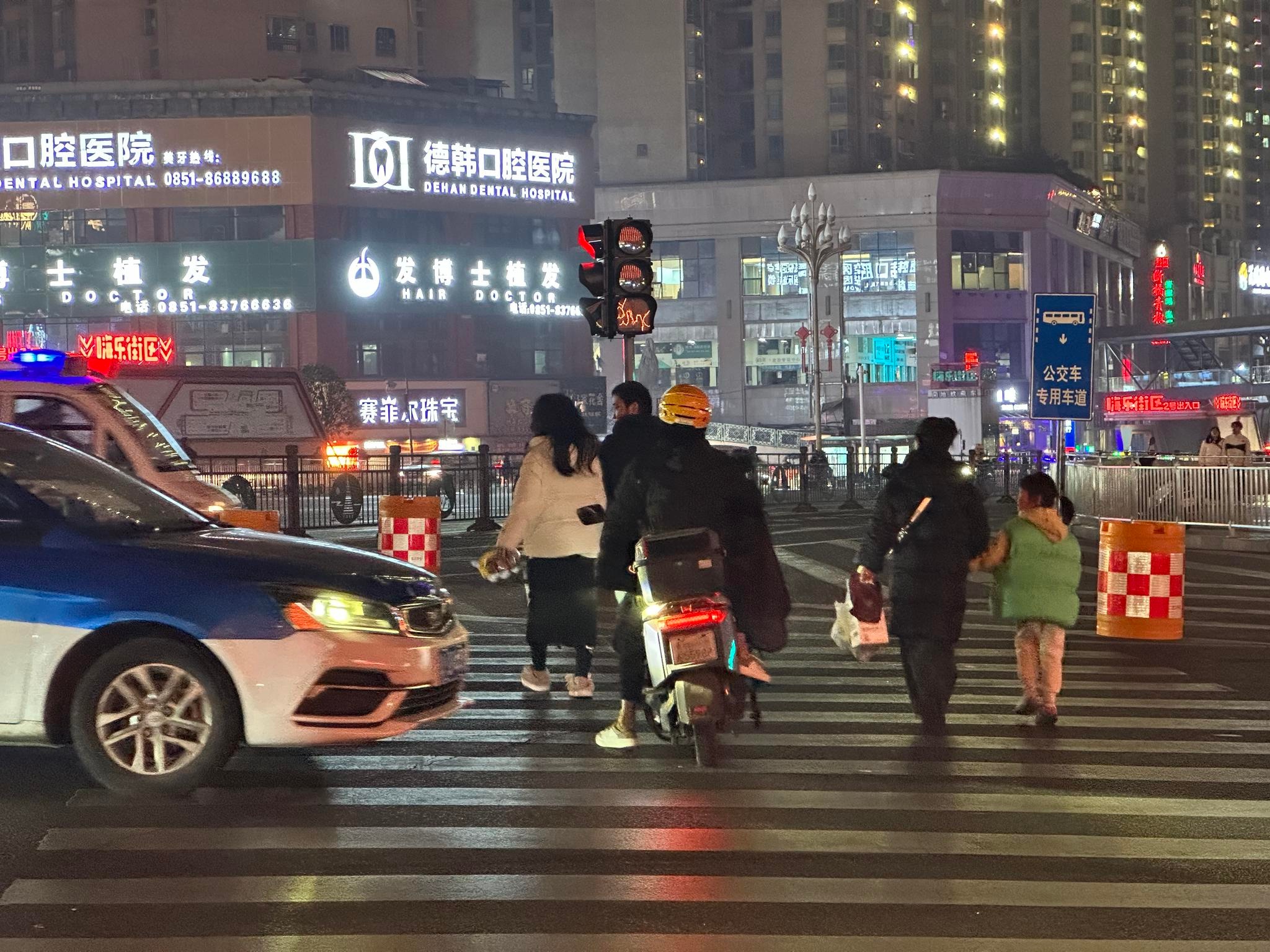 贵阳花果园地铁站斑马线红绿灯失灵，行人过马路如履薄冰，安全何在？  第4张