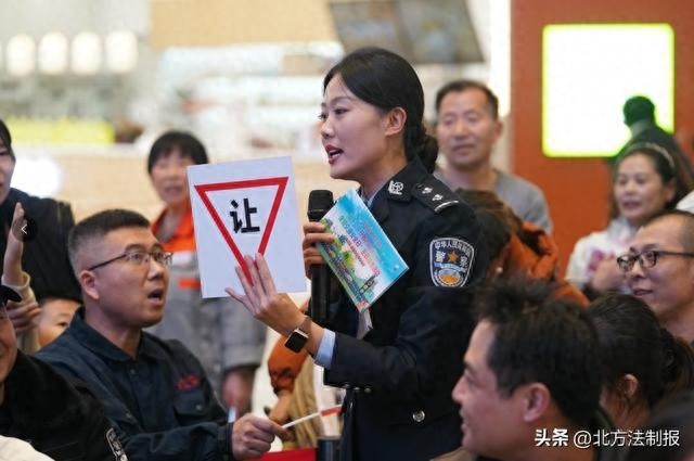 12月2日全国交通安全日，松原交警携手中东新天地购物公园，百人共创文明交通新风尚  第1张