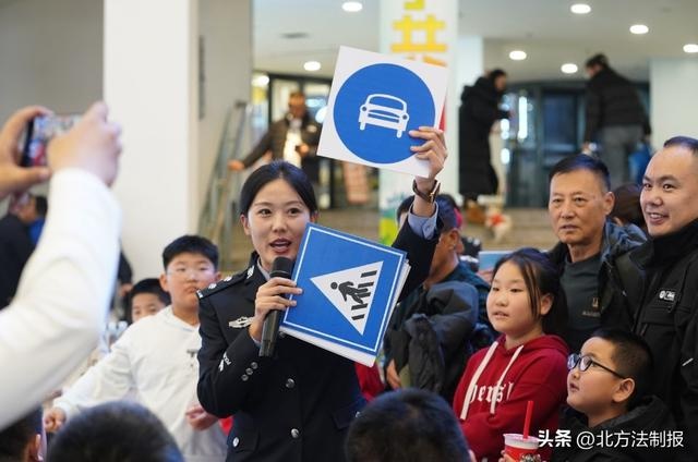 12月2日全国交通安全日，松原交警携手中东新天地购物公园，百人共创文明交通新风尚  第3张