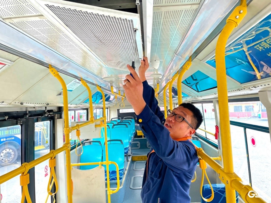 青岛公交全面启动暖冬模式，空调线路已开启，市民出行更温暖
