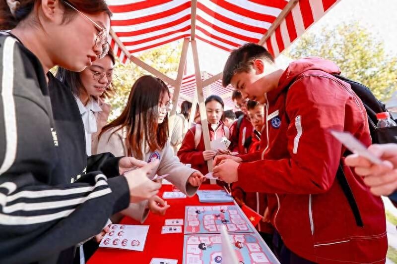 宪法在我心，法治伴我行：华东政法大学普法集市掀起青少年法治热潮  第1张