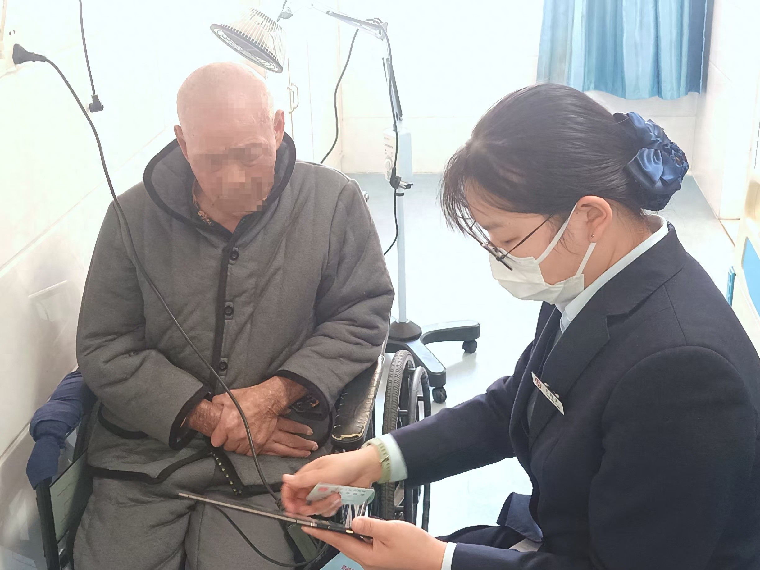 寒冬中的温暖：中行员工上门为病床上的老人解决挂失难题