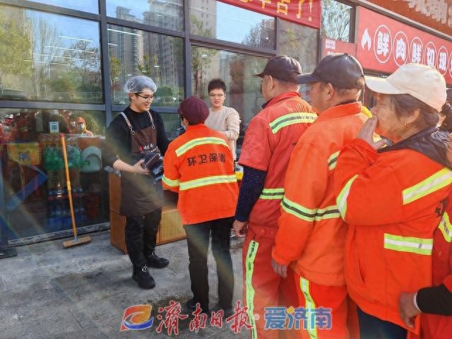 100副手套，50份热饭，赵记螺友巷螺蛳粉用爱心温暖环卫工人的寒冬  第1张