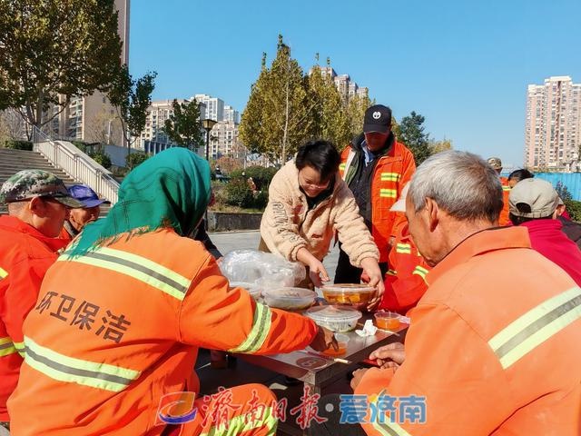 100副手套，50份热饭，赵记螺友巷螺蛳粉用爱心温暖环卫工人的寒冬  第3张